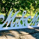 Ornament din lemn alb "Mr&Mrs" 47x16cm