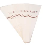 Săculețul floral „Love” este alegerea ideală pentru ambalarea elegantă a buchetelor și florilor oferite cu ocazii speciale. Cu dimensiunile de 12,5 cm x 4 cm x 45 cm, acest săculeț este potrivit pentru flori tăiate, buchete mici și aranjamente florale delicate. Designul cu mesajul „Love” adaugă un plus de emoție și rafinament, fiind perfect pentru Valentine’s Day, aniversări, nunți sau surprize romantice. Materialul este ușor, flexibil și rezistent, asigurând protecția florilor și un aspect profesional. Setul conține 20 de bucăți, fiind ideal pentru florării, decoratori și ateliere florale care doresc ambalaje moderne și expresive.