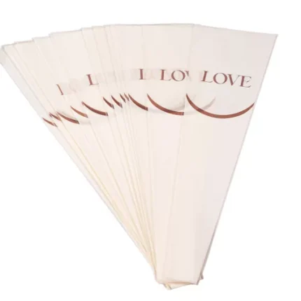 Săculețul floral „Love” este alegerea ideală pentru ambalarea elegantă a buchetelor și florilor oferite cu ocazii speciale. Cu dimensiunile de 12,5 cm x 4 cm x 45 cm, acest săculeț este potrivit pentru flori tăiate, buchete mici și aranjamente florale delicate. Designul cu mesajul „Love” adaugă un plus de emoție și rafinament, fiind perfect pentru Valentine’s Day, aniversări, nunți sau surprize romantice. Materialul este ușor, flexibil și rezistent, asigurând protecția florilor și un aspect profesional. Setul conține 20 de bucăți, fiind ideal pentru florării, decoratori și ateliere florale care doresc ambalaje moderne și expresive.