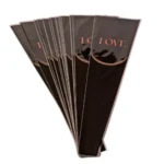 Săculețul floral „Love” este alegerea ideală pentru ambalarea elegantă a buchetelor și florilor oferite cu ocazii speciale. Cu dimensiunile de 12,5 cm x 4 cm x 45 cm, acest săculeț este potrivit pentru flori tăiate, buchete mici și aranjamente florale delicate. Designul cu mesajul „Love” adaugă un plus de emoție și rafinament, fiind perfect pentru Valentine’s Day, aniversări, nunți sau surprize romantice. Materialul este ușor, flexibil și rezistent, asigurând protecția florilor și un aspect profesional. Setul conține 20 de bucăți, fiind ideal pentru florării, decoratori și ateliere florale care doresc ambalaje moderne și expresive.