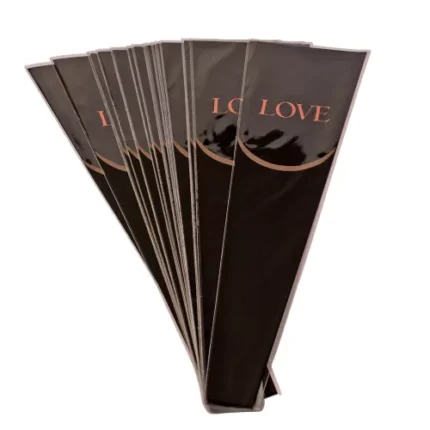 Săculețul floral „Love” este alegerea ideală pentru ambalarea elegantă a buchetelor și florilor oferite cu ocazii speciale. Cu dimensiunile de 12,5 cm x 4 cm x 45 cm, acest săculeț este potrivit pentru flori tăiate, buchete mici și aranjamente florale delicate. Designul cu mesajul „Love” adaugă un plus de emoție și rafinament, fiind perfect pentru Valentine’s Day, aniversări, nunți sau surprize romantice. Materialul este ușor, flexibil și rezistent, asigurând protecția florilor și un aspect profesional. Setul conține 20 de bucăți, fiind ideal pentru florării, decoratori și ateliere florale care doresc ambalaje moderne și expresive.